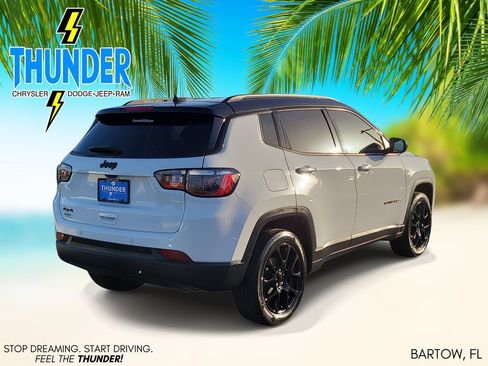 Used 2023 Jeep Compass Latitude w/ Convenience Group AWD/4WD image 4