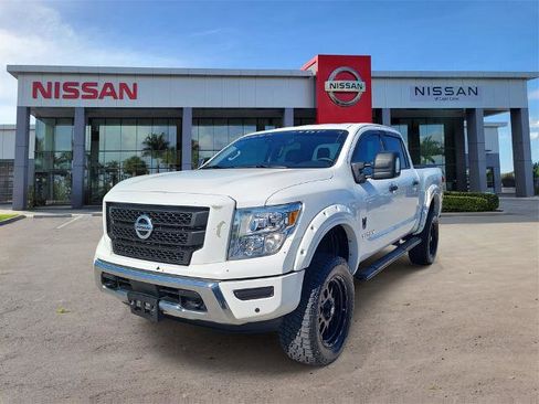 Certified 2022 Nissan Titan SV w/ SV Convenience Package image 10