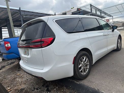 Used 2024 Chrysler Pacifica Touring-L image 5