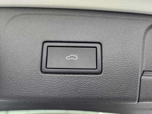 Used 2025 Volkswagen Atlas SE image 30