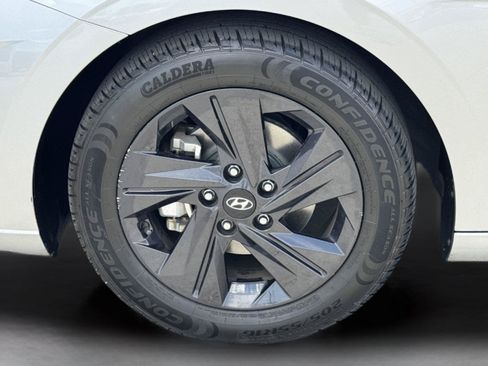 Used 2022 Hyundai Elantra SEL w/ Preferred Accessory Package FWD image 9