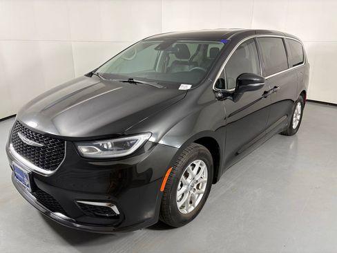 Used 2023 Chrysler Pacifica Touring-L FWD image 3