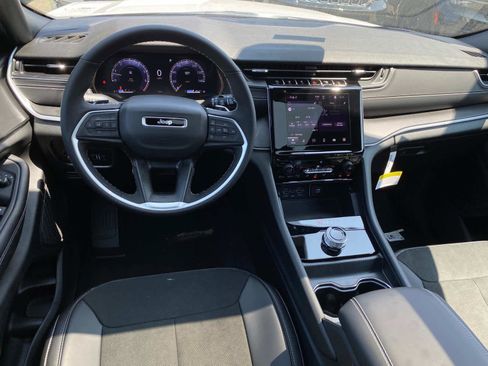 New 2025 Jeep Grand Cherokee Altitude image 9