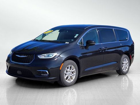 Used 2023 Chrysler Pacifica Touring-L FWD image 8