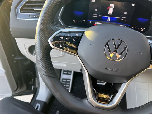 Certified 2022 Volkswagen Tiguan SE R-Line image 17
