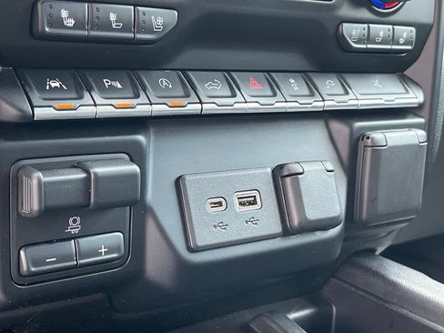 Used 2020 Chevrolet Silverado 1500 High Country w/ Technology Package AWD/4WD image 23