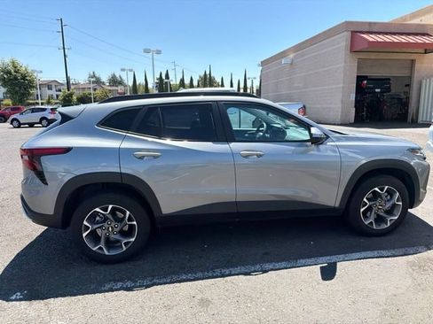 Used 2025 Chevrolet Trax LT FWD image 4