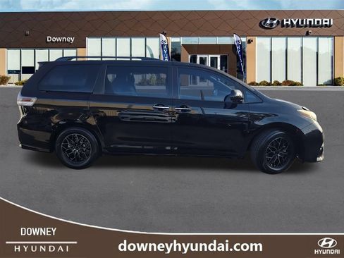 Used 2016 Toyota Sienna SE Premium FWD image 6