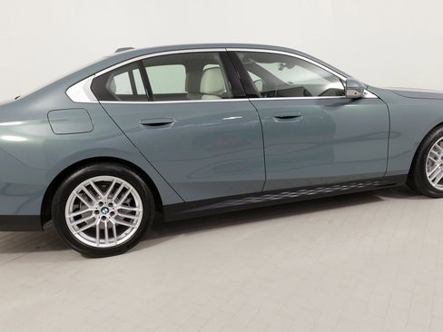Used 2024 BMW 530i xDrive image 9