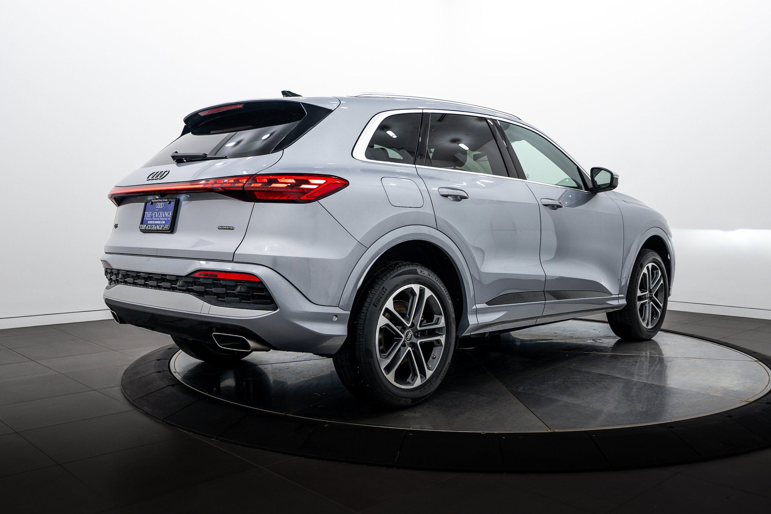 Used 2025 Audi Q5 Premium Plus w/ Premium Plus AWD/4WD image 4