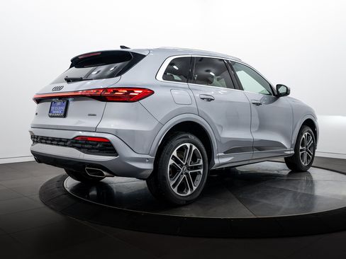 Used 2025 Audi Q5 Premium Plus w/ Premium Plus AWD/4WD image 4
