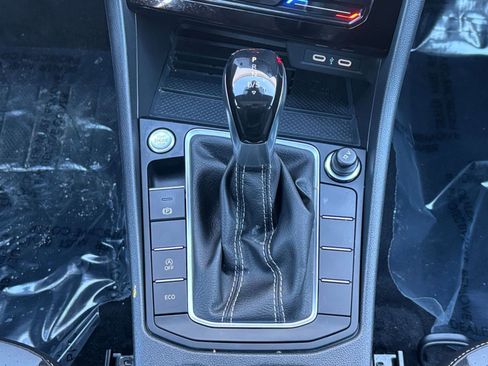 Used 2025 Volkswagen Jetta SE image 38