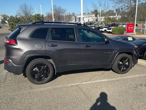 Used 2018 Jeep Cherokee Latitude w/ Altitude Package image 4