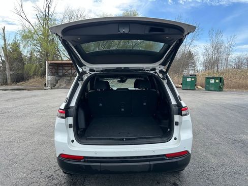 Used 2023 Jeep Grand Cherokee Altitude AWD/4WD image 16