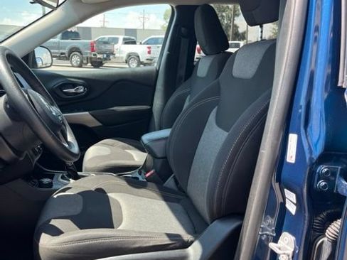 Used 2018 Jeep Cherokee Latitude AWD/4WD image 29
