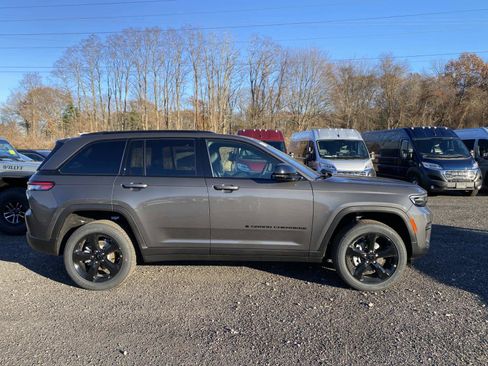 New 2025 Jeep Grand Cherokee Laredo image 2
