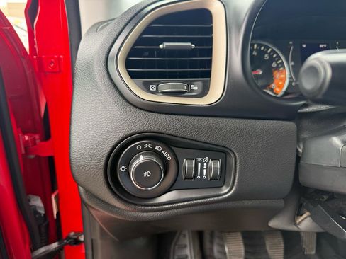 Used 2015 Jeep Renegade Latitude FWD image 20