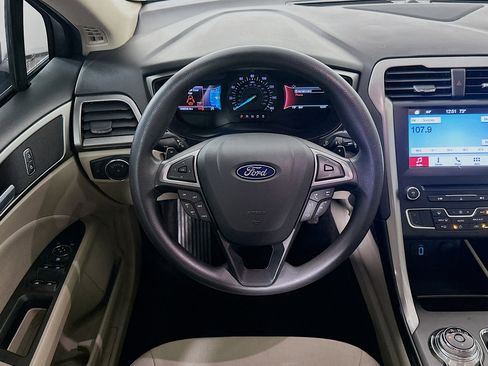 Used 2018 Ford Fusion SE w/ Fusion SE Technology Package FWD image 17