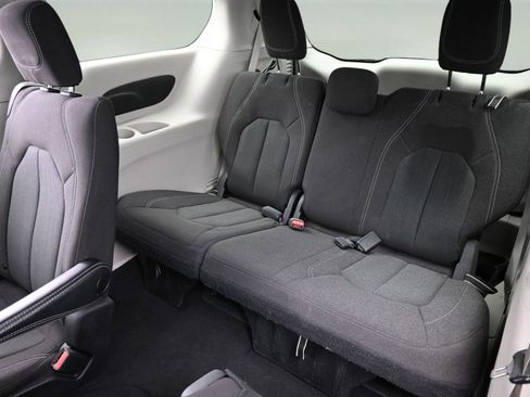 Used 2023 Chrysler Voyager LX image 25