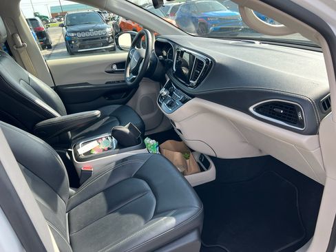 Used 2024 Chrysler Pacifica Limited FWD image 19