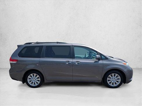Used 2014 Toyota Sienna XLE w/ XLE Premium Package AWD/4WD image 4