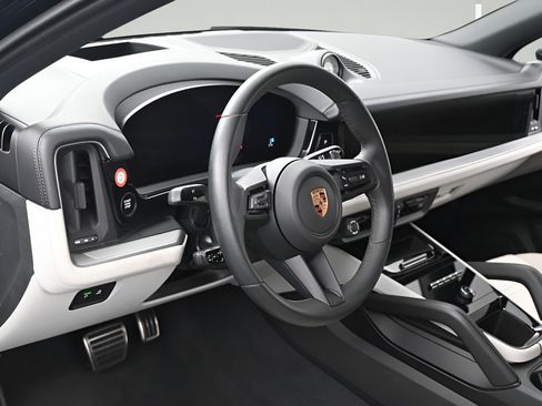 Certified 2025 Porsche Cayenne S AWD/4WD image 5