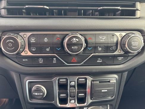 Used 2024 Jeep Wrangler Unlimited Sahara AWD/4WD image 23