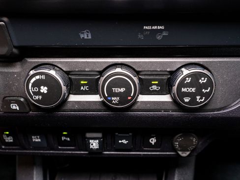 Used 2020 Toyota Tacoma TRD Off-Road w/ Technology Package image 21