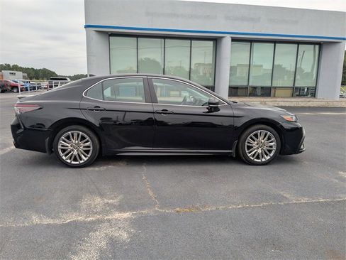 Used 2023 Toyota Camry SE image 3