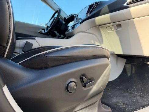 Used 2023 Chrysler Pacifica Limited FWD image 32