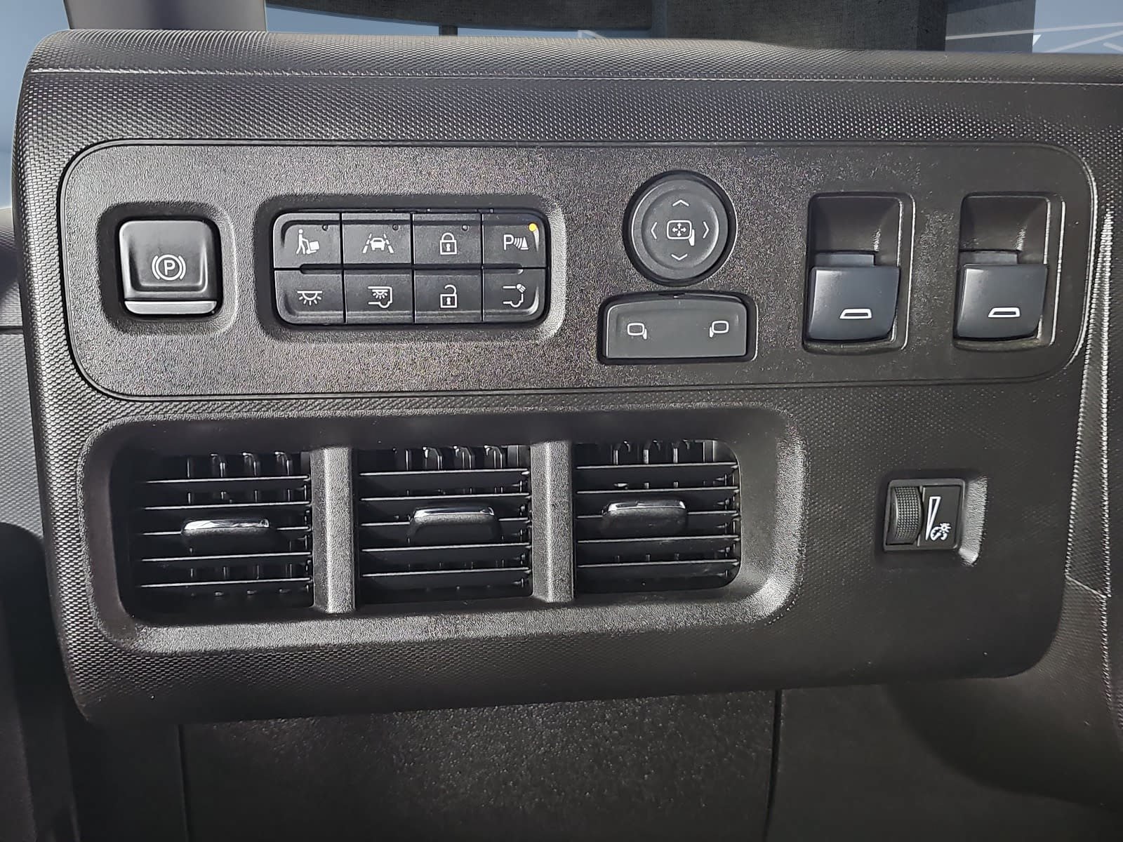 Used 2024 Chevrolet Brightdrop 600 w/ Commercial Equipment Package AWD/4WD image 18