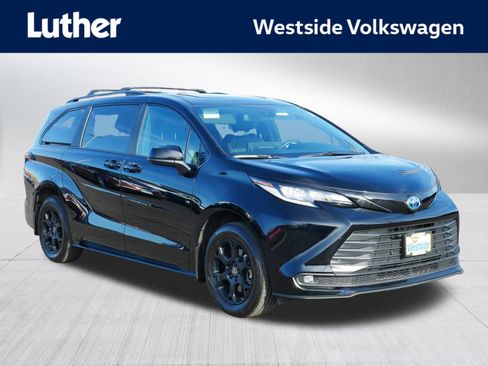 Used 2025 Toyota Sienna XLE Woodland Edition image 1