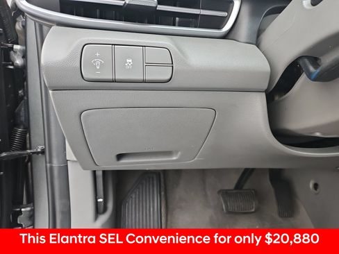 Used 2025 Hyundai Elantra SEL w/ Cargo Package FWD image 25