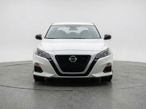 Used 2025 Nissan Altima 2.5 SV FWD image 2