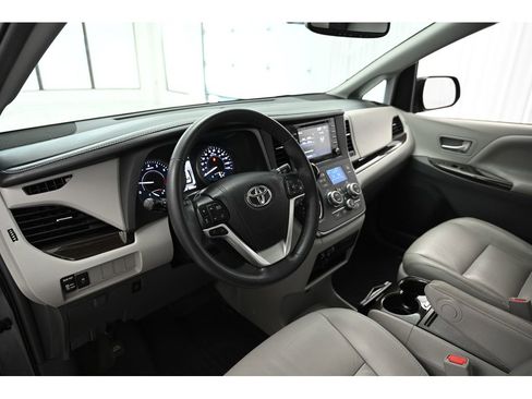Used 2018 Toyota Sienna XLE image 11