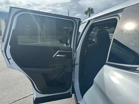 Used 2024 Mitsubishi Outlander ES FWD image 13