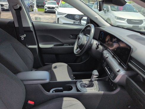 Used 2025 Hyundai Kona SEL FWD image 7