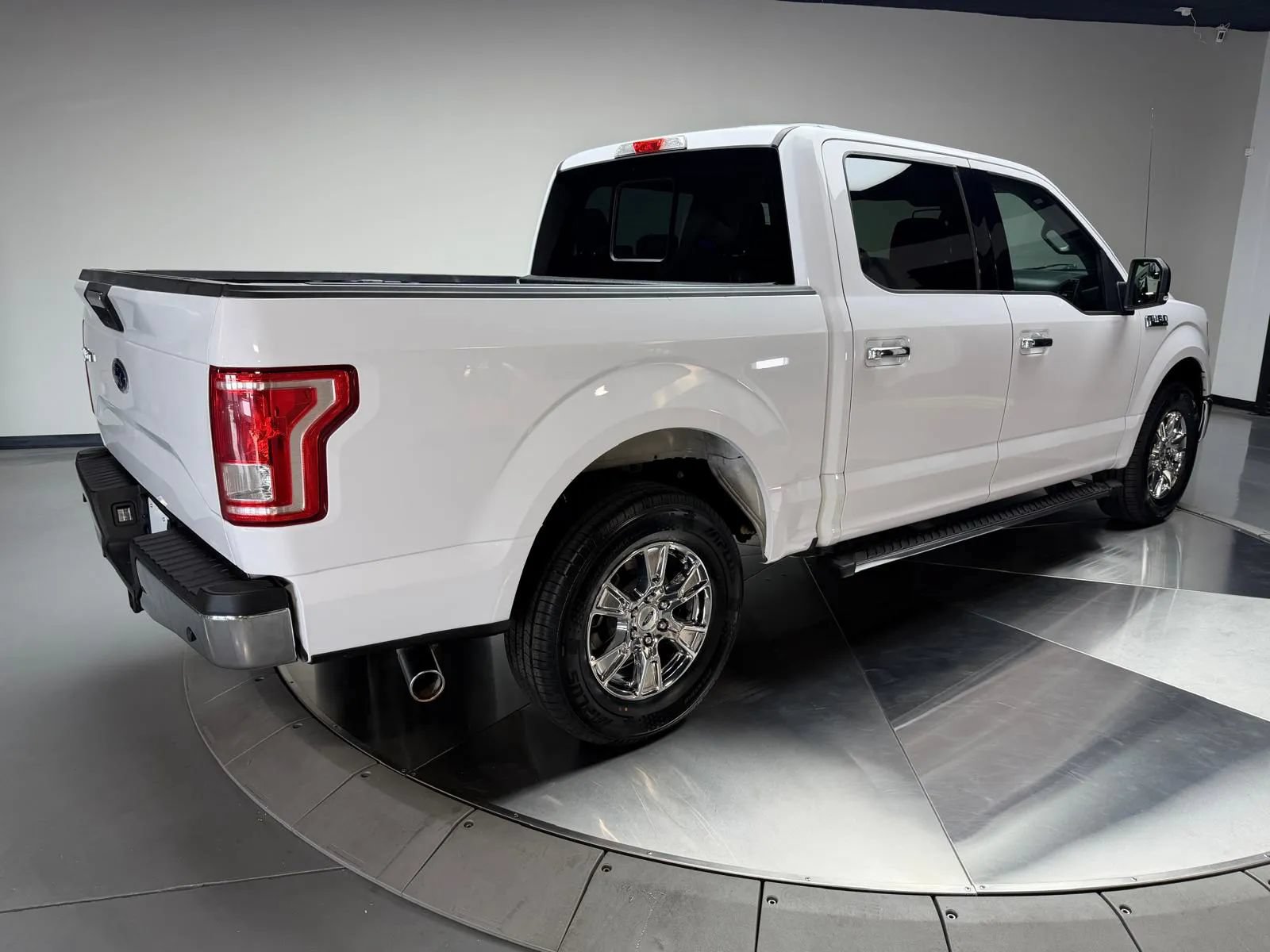 Used 2017 Ford F150 XLT w/ Equipment Group 302A Luxury RWD image 2