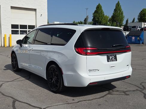 Used 2023 Chrysler Pacifica Touring-L w/ Uconnect Theater Family Group AWD/4WD image 13