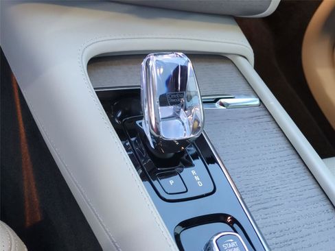 Used 2025 Volvo XC90 T8 Ultra image 13