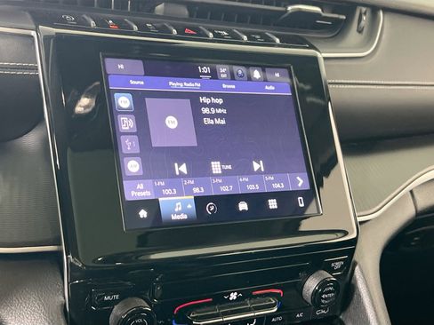 Used 2023 Jeep Grand Cherokee Laredo image 14