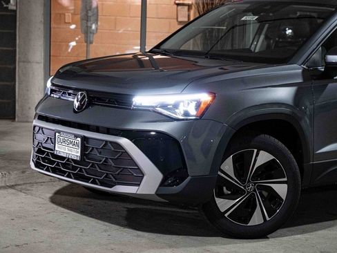 New 2025 Volkswagen Taos SE image 2