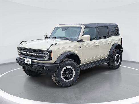 New 2025 Ford Bronco Outer Banks w/ Sasquatch Package image 1