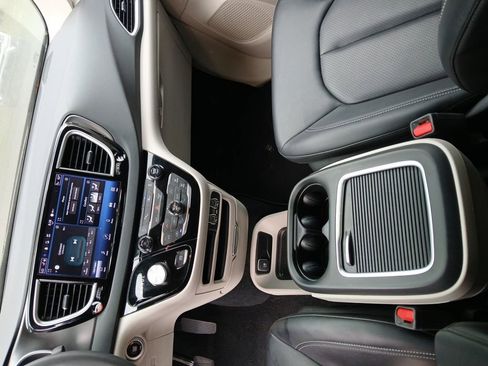 Used 2024 Chrysler Pacifica Touring-L image 23