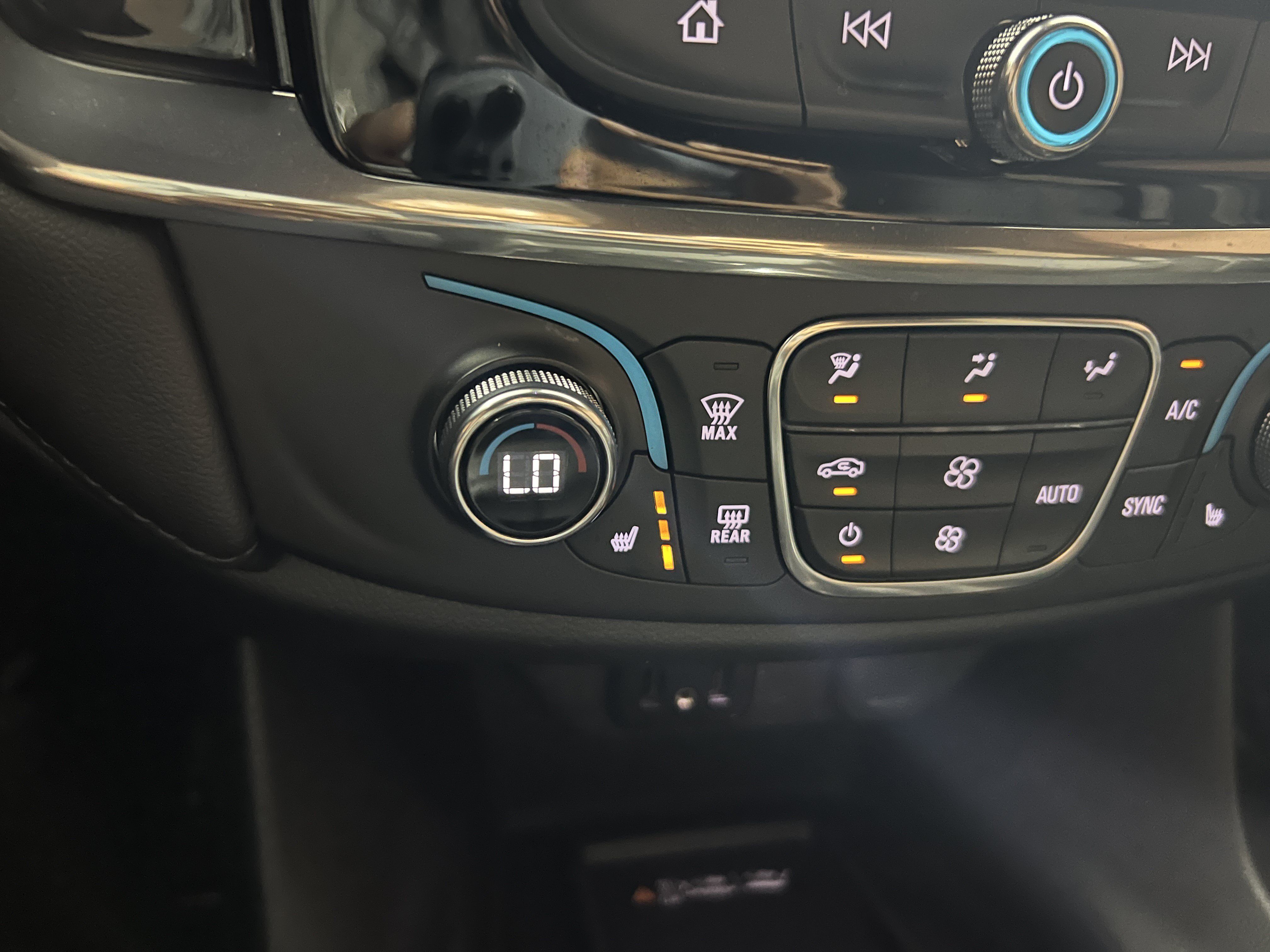 Used 2023 Chevrolet Traverse LT FWD image 21