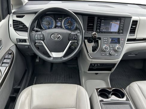 Used 2018 Toyota Sienna XLE w/ XLE Navigation Package image 19