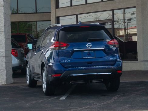 Used 2017 Nissan Rogue SV w/ SV Premium Package AWD/4WD image 4