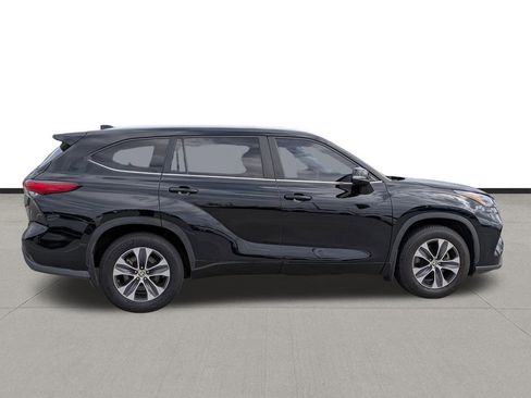 Used 2023 Toyota Highlander XLE FWD image 4