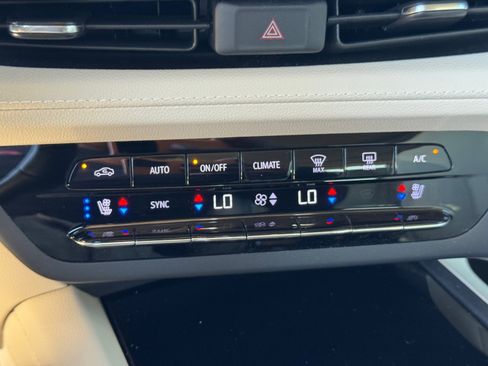 Used 2023 Buick Envision Avenir image 29