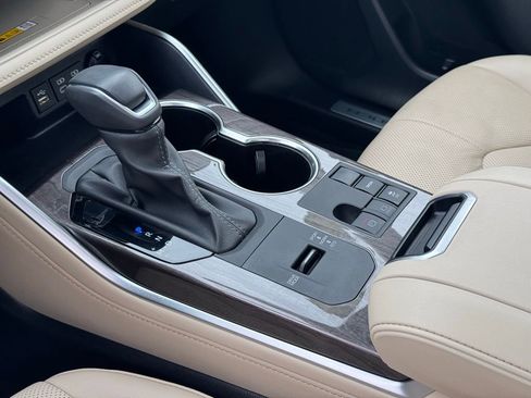 Used 2024 Toyota Highlander Limited image 25